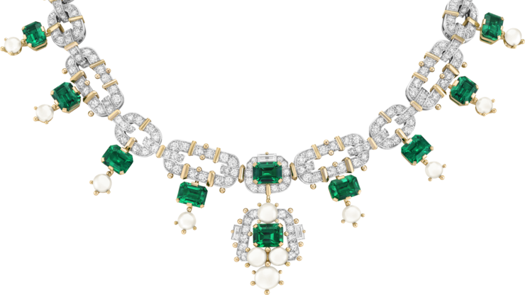 Diese Halskette aus Weiss- und Gelbgold mit 12 Smaragden mit ingesamt 30,11 Karat und 14 weissen Naturperlen und ­Diamanten trägt den schönen Namen «Perla di Angelo».