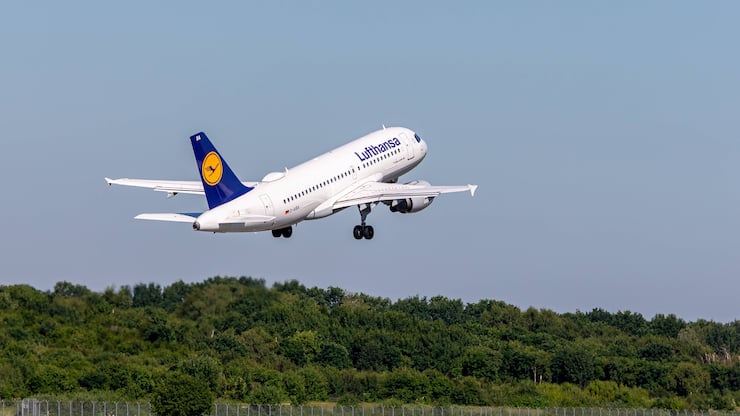 15.06.2020, Lufthansa : Flugzeug der Lufthansa startet am Hamburger Flughafen 15.06.2020, Lufthansa 15.06.2020, Lufthansa *** 15 06 2020, Lufthansa aircraft takes off at Hamburg airport 15 06 2020, Lufthansa 15 06 2020, Lufthansa 