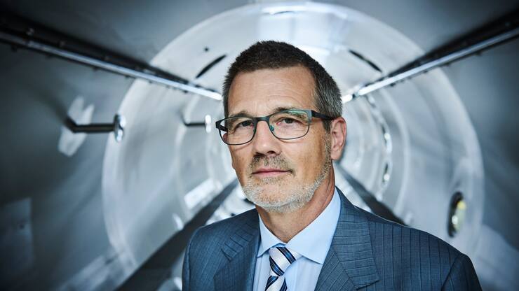 Philip Mosimann im Vakuum-Bandtrockner, erbaut in Niederweningen, parat für die Ausfuhr nach Asien.