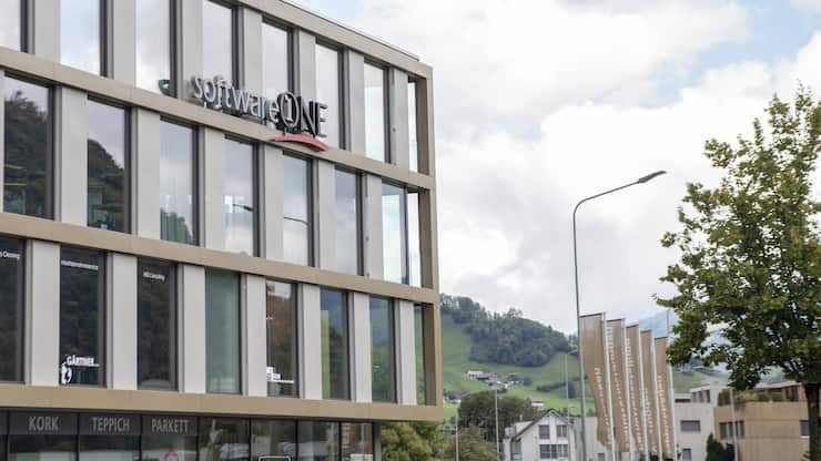 Das Logo der Firma SoftwareOne am Hauptsitz in Stans, am Montag, 30. September, 2019. Die Firma SoftwareOne spezialisiert sich in der Verwaltung von Softwarelizenzen fuer Firmenkunden und beschaeftigt weltweit rund 5300 Personen. (KEYSTONE/Urs Flueeler)