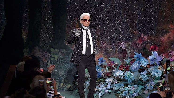 PARIS, FRANCE - JULY 05: Fashion designer Karl Lagerfeld walks the runway during the Fendi Haute Couture Fall/Winter 2017-2018 show as part of Haute Couture Paris Fashion Week on July 5, 2017 in Paris, France. (Photo by Victor VIRGILE/Gamma-Rapho via Getty Images)