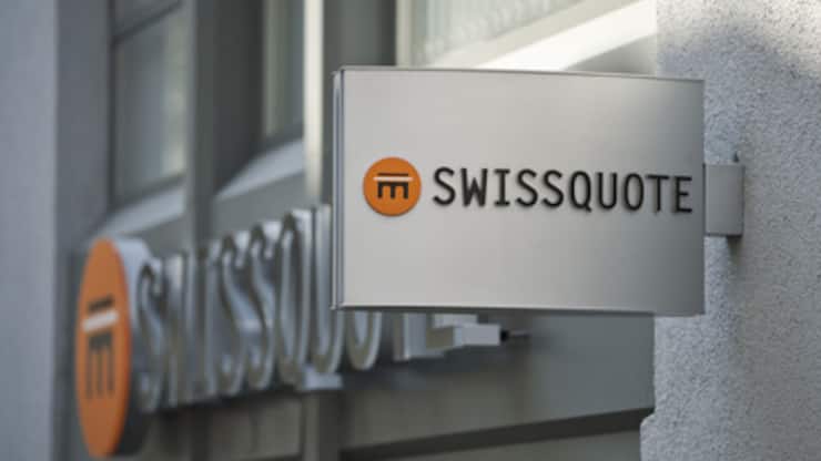 Das Logo der Onlinebank Swissquote auf einem Schild. 