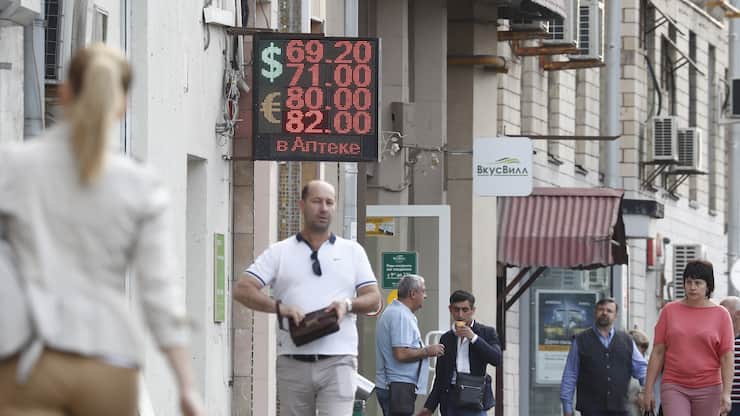 MOSCOW, RUSSIA - SEPTEMBER 10, 2018: A digital board outside a Moscow exchange office displays the current exchange rate of foreign currencies; the US dollar has exceeded 70 roubles at Moscow Exchange for the first time since March 2016. Artyom Geodakyan/TASS (Photo by Artyom Geodakyan\TASS via Getty Images)