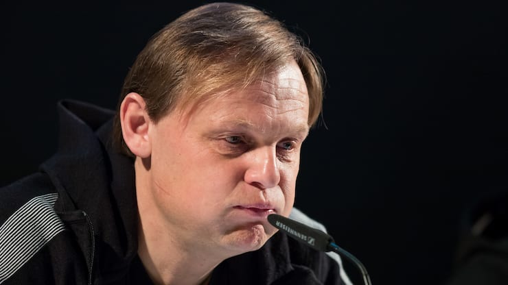 Björn Gulden, neuer CEO von Adidas, vor einem Mikrofon mit abgeschlagene Miene.