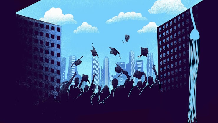 Graduates throwing mortarboards into blue sky over city financial district | Verwendung weltweit, Keine Weitergabe an Wiederverkäufer.