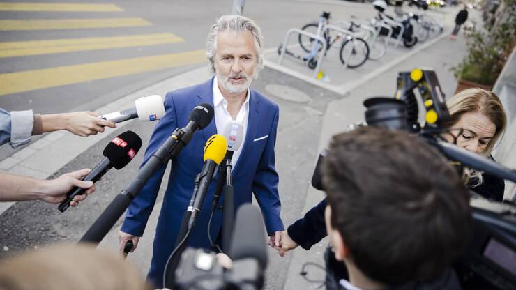 Beat Stocker erscheint zur Urteilseroeffnung des Raiffeisen-Prozesses des Zuercher Bezirksgerichts, am Mittwoch, 13. April 2022 vor dem Volkshaus in Zuerich. 