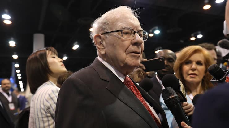 Warren Buffett, Vorsitzender und CEO von Berkshire Hathaway, spricht zu Reportern während der jährlichen Aktionärsversammlung des Unternehmens in Omaha, USA, am 4. Mai 2019. 