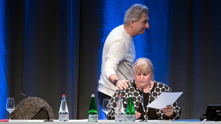 Nick Hayek, Praesident der Konzernleitung und Mitglied des Verwaltungsrates, links, und Nayla Hayek, Praesidentin des Verwaltungsrates der Swatch Group, anlaesslich der ordentlichen Generalversammlung der Swatch Group, am Mittwoch, 11. Mai 2016, in Grenchen. (KEYSTONE/ Peter Schneider)