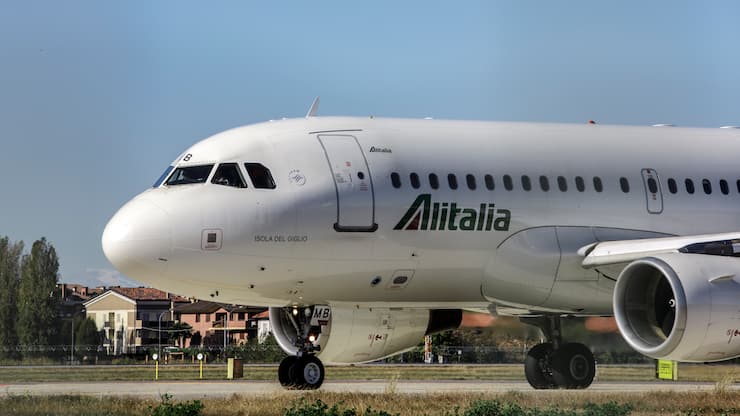 MILAN, ITALY - OCTOBER 24: An Airbus A320-216 passenger aircraft, operated by Alitalia, rolls on the tarmac at Linate airport on October 24, 2018 in Milan, Italy. Alitalia, the flag carrier of Italy, was put under special administration last year. The sale of the airline company must be concluded by the end of October 2018. (Photo by Emanuele Cremaschi/Getty Images)