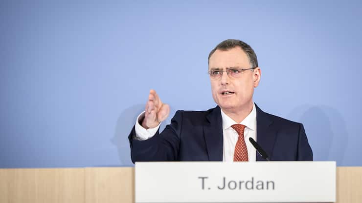 SNB-Chef Thomas Jordan versuchte die Finanzmärkte mit einem Berg von Geld zu beruhigen. Den Kurs der SNB-Aktie muss er dabei nicht im Blick haben. 