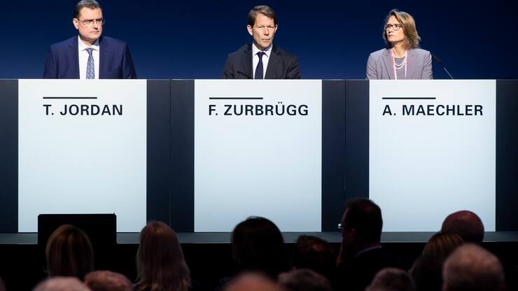 Thomas Jordan, Praesident der Schweizerischen Nationalbank SNB, Fritz Zurbruegg, Vizepraesident der Schweizerischen Nationalbank SNB, und Andrea Maechler, Mitglied des Direktoriums der Schweizerischen Nationalbank SNB, fotografiert an der 111. Generalversammlung, am Freitag, 26. April 2019 in Bern. (KEYSTONE/Anthony Anex)