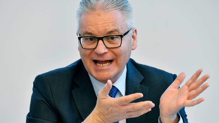 Riet Cadonau, CEO Dormakaba, orientiert an einer Medienkonferenz in Zuerich am Mittwoch, 8. Maerz 2017 ueber die Zahlen der ersten Haelfte des Geschaeftsjahres 2016/2017. Das Sicherheitstechnologie-Unternehmen Dormakaba hat in der ersten Haelfte des Geschaeftsjahres 2016/2017 Umsatz und Gewinn steigern koennen. Das Konzernergebnis wuchs im Vergleich zum Vorjahressemester um 28,7 Millionen auf 95,8 Millionen Franken an. (KEYSTONE/Walter Bieri)