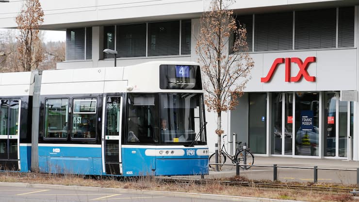 Tram vor dem Hauptsitz des Börsenkonzerns SIX in Zürich.
