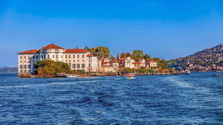 Blick auf die Borromäische Insel Isola Bella im Lago Maggiore, Italien.