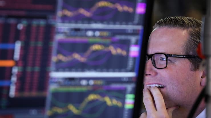 NEW YORK, NY - OCTOBER 11: Traders and financial professionals work ahead of the closing bell on the floor of the New York Stock Exchange (NYSE), October 11, 2018 in New York City. The Dow closed over 500 points down on Thursday, bringing 2-day losses to more than 1,300 points. (Photo by Drew Angerer/Getty Images)