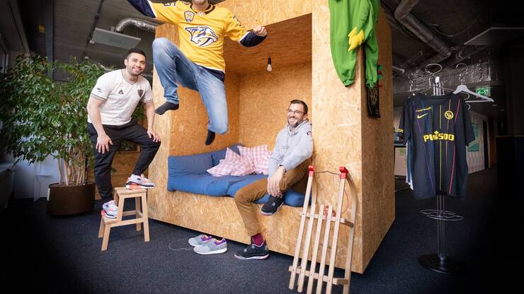 David Geisser (gelbes Shirt), Dominik Fricker (grauer Pullover), Sergio Muster