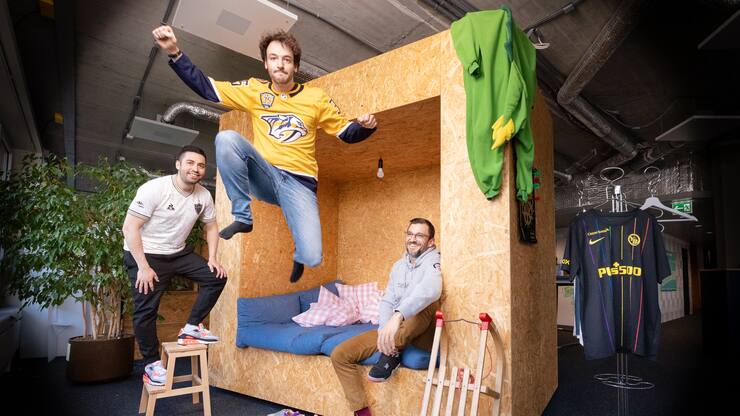 David Geisser (gelbes Shirt), Dominik Fricker (grauer Pullover), Sergio Muster