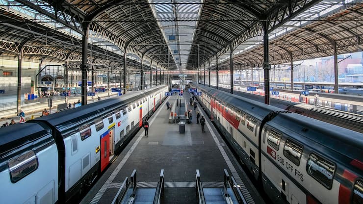 Bahnhofshalle, Bahnsteig mit Zügen der Schweizer Bundesbahn SBB, Bahnhof, Basel, Schweiz. Station concourse, platform with trains of the Swiss Federal Railway SBB, station, Basel, Switzerland. (KEYSTONE/imageBROKER/Uwe Kraft)