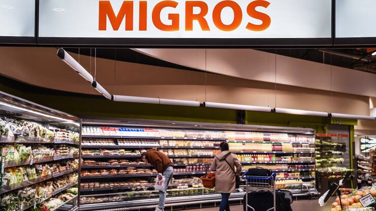 ARCHIVBILD ZUM UMSATZ DER MIGROS IM GESCHAEFTSJAHR 2021, AM DIENSTAG, 18. JANUAR 2022 - Das Migros Logo beim Ladeneingang, fotografiert am Samstag, 17. Februar 2018, am Flughafen Zuerich. (KEYSTONE/Melanie Duchene)