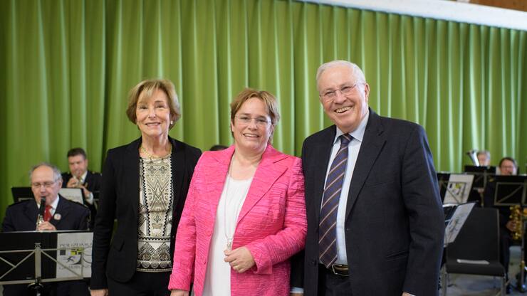 Silvia Blocher, Nationalraetin Magdalena Martullo-Blocher und alt Bundesrat Christoph Blocher, posieren fuer Fotografen vor der Polizeimusik Graubuenden, an der Delegiertenversammlung der SVP Schweiz, am Samstag, 24. Maerz 2018, in Klosters. (KEYSTONE/Gian Ehrenzeller)