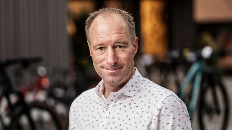 Der Fahrradunternehmer Thomas "Thoemu" Binggeli posiert beim Hauptgeschaft seines Unternehmens und dem Swiss Bike Park, am Dienstag, 28. November 2023 in Oberried bei Koeniz. Thoemu Binggeli gruendete mit 17 Jahren auf dem elterlichen Bauernhof in Oberried seine erste Velofirma, 1998 lancierte er die Eigenmarke Thoemus. Er entwickelte die E-Bikes "Stromer", im Jahr 2009 und den 2023 lancierten Twinner. (KEYSTONE/Alessandro della Valle) Thomas Binggeli, GrÃ¼nder und Inhaber ThÃ¶mus AG