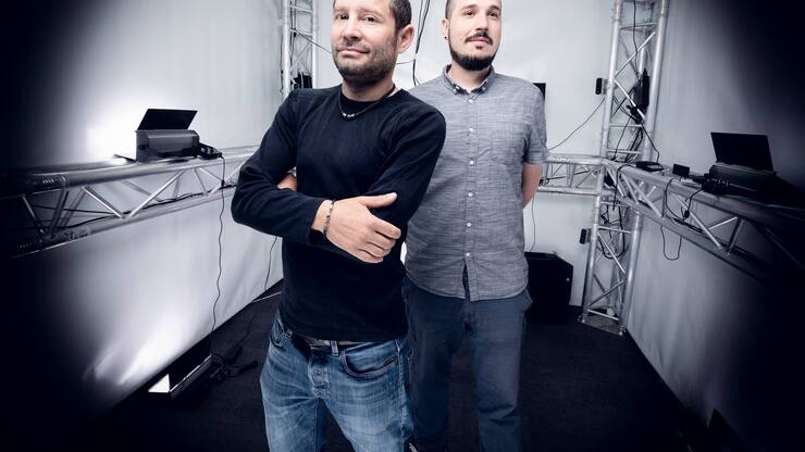 Javier Bello Ruiz (graues Hemd) und Robin Mange