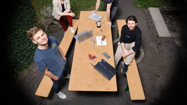 Startup BLP Digital - Tim Beck (Schwarzer Pullover), Sven Beck (blaues Shirt), Thore Harmuth (schwarzes Shirt) und Sabrina Schenardi