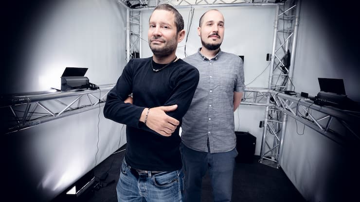 Javier Bello Ruiz (graues Hemd) und Robin Mange