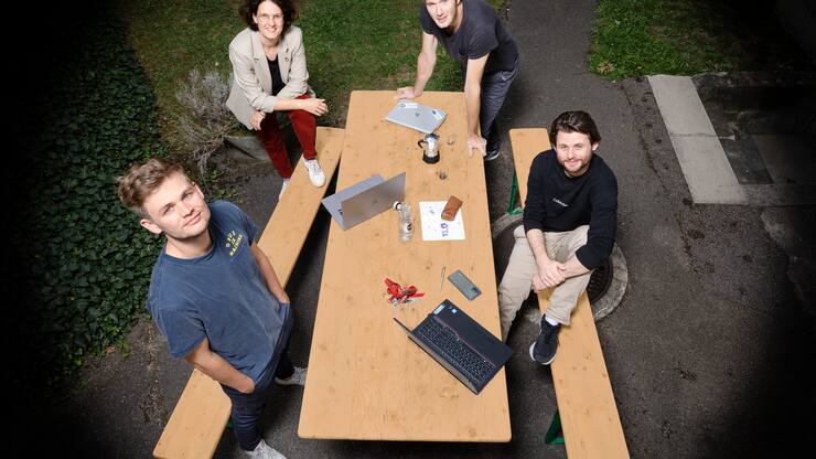 Startup BLP Digital - Tim Beck (Schwarzer Pullover), Sven Beck (blaues Shirt), Thore Harmuth (schwarzes Shirt) und Sabrina Schenardi