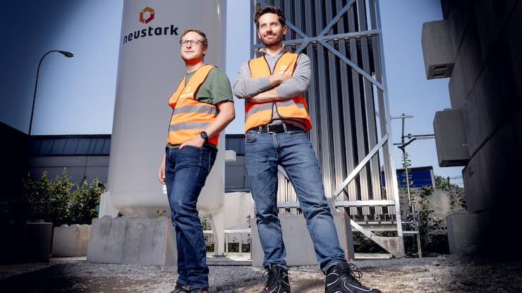 Johannes Tiefenthaler (links) und Valentin Gutknecht mineralisieren Kohlen­dioxid in Abbruchbeton.