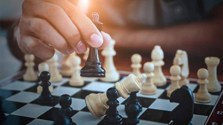 In der Wirtschaftspolitik sollte mehr gehandelt werden, wie beim Schachspielen: Der nächste Zug sollte minutiös entschieden werden.