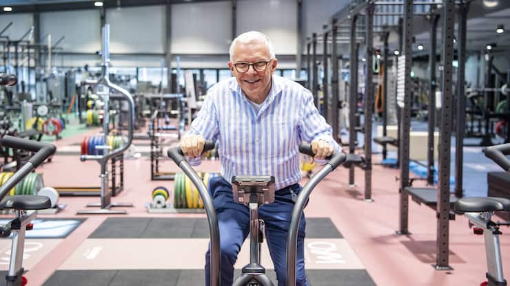 Der Apotheker und Wissenschaftler Hans-Peter Strebel (genannt HP Strebel) waehrend eines Rundganges durch das Spitzensport-Zentrum "OYM" ("On Your Marks"), am Mittwoch, 26. August 2020, in Cham. Der Sportkomplex von Hans-Peter Strebel bietet Spitzenathleten modernste Trainingsanlagen. (KEYSTONE/Urs Flueeler)