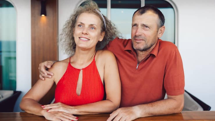 Ein Paar auf einem Kreuzfahrtschiff.