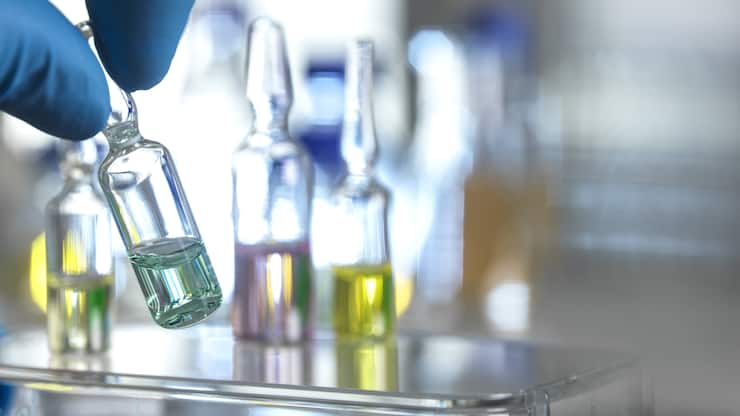 In einem Labor werden Impfstoffe beprüft.