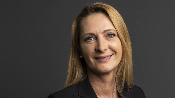 Sabine Bruckner, Geschaeftsfuehrerin Pfizer Schweiz posiert fuer ein Portrait nach einer Medienkonferenz, an der sie ueber die Lieferung von Impfdosen und die laufende Impfkampagne informiert hat, am Donnerstag, 25. Maerz 2021, in Bern. (KEYSTONE/Alessandro della Valle)