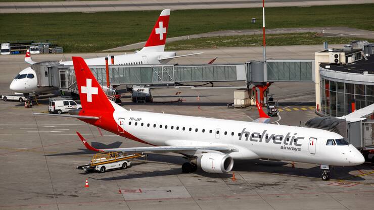 Un avion de la compagnie aerienne Swiss et un avion (Embraer ERJ-190LR HB-JVP) de la compagnie aerienne Helvetic sont sur le tarmac de Geneve Aeroport, ce mardi 4 avril 2017 a Geneve. La direction de Geneve Aeroport a presente son rapport annuel et le bilan financier 2016 en conference de presse. (KEYSTONE/Salvatore Di Nolfi)