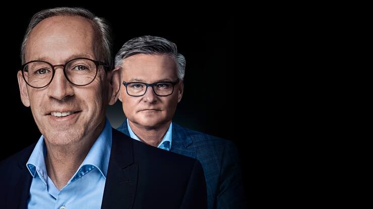 Die Chefs: Coop-CEO Philipp Wyss (l.) hat Grund zum Strahlen. Sein Laden ist aufgeräumt. Harte Einschnitte im ­Geschäftsmodell sind kein Thema. Er kann sich ­darauf konzentrieren, das Kerngeschäft voranzutreiben. Migros-Chef Mario Irminger steht vor dem Kraftakt, die zahlreichen Baustellen des Konzerns auf Vordermann zu bringen. Die Fehlschläge vergangener Jahre kommen die Migros teuer zu stehen.