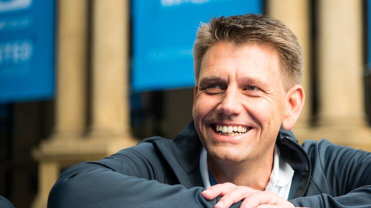 25.09.2019, Hessen, Frankfurt/Main: Oliver Steil, Vorsitzender des Vorstands von Teamviewer, steht vor der Börse. Beim Börsengang des Softwareherstellers Teamviewer handelt es sich um den größten Börsengang eines Technologieunternehmens seit dem Platzen der Dotcom-Blase. Das Göppinger Softwareunternehmen hat 2,2 Milliarden Euro eingesammelt. Foto: Andreas Arnold/dpa | Verwendung weltweit