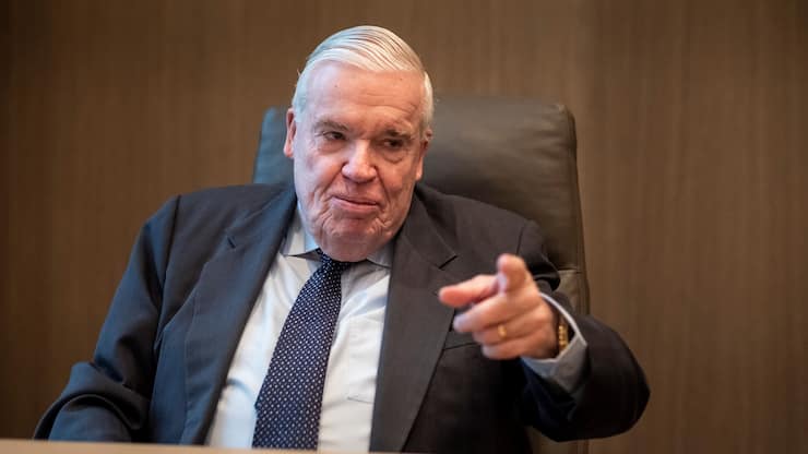 Der Hamburger Hafenbetreiber HHLA soll mit einem Teilverkauf an die Schweizer Reederei MSC unter Patron Gianluigi Aponte neue Wege gehen. Für die grösste Reederei vor Ort, Hapag-Lloyd, an der Logistikunternehmer Klaus-Michael Kühne (im Bild) 30  Prozent hält, ein Affront.