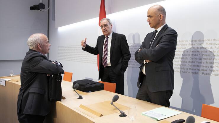 Die Bundesraete Ueli Maurer, Guy Parmelin und Alain Berset, von links, diskutieren am Ende einer Medienkonferenz ueber die Situation des Coronavirus, am Freitag, 20. Maerz 2020 in Bern. 