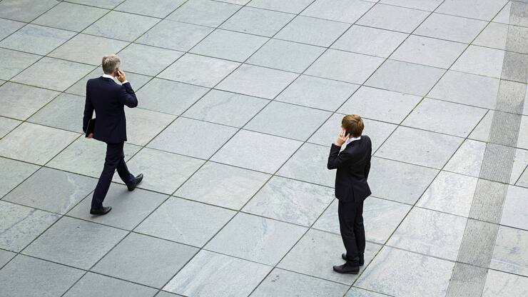Bankangestellte am Telefon in Berlin. Im Finanzsektor verdient man nach wie vor gut.