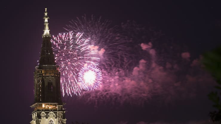 Feuerwerk ueber dem Berner Muenster, am Sonntag, 2. August 2015 in Bern. Das traditionelle 1. August-Feuerwerk wurde wegen schlechter Sicht auf den 2. August verschoben. (KEYSTONE/Peter Klaunzer)