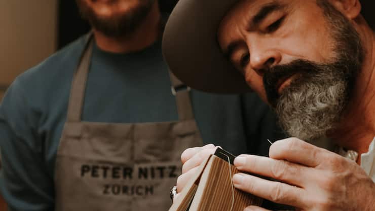 Im Atelier Peter Nitz an der Spiegelgasse 13 kann man angeleitet vom «Master in Leather Crafting» Lederwaren herstellen. Eine «schöne Erfahrung», resümiert Stephan Poth, der am Tag unseres Besuchs bei Nitz einen Kreditkartenhalter fabriziert. 