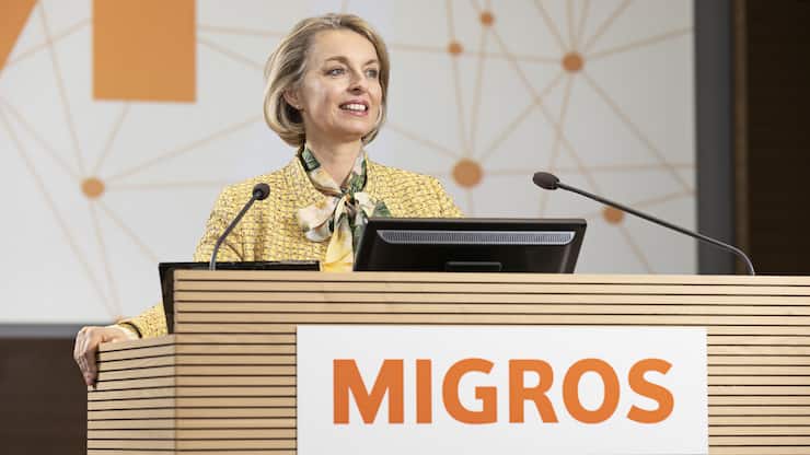 Ursula Nold spricht an einer Pressekonferenz.