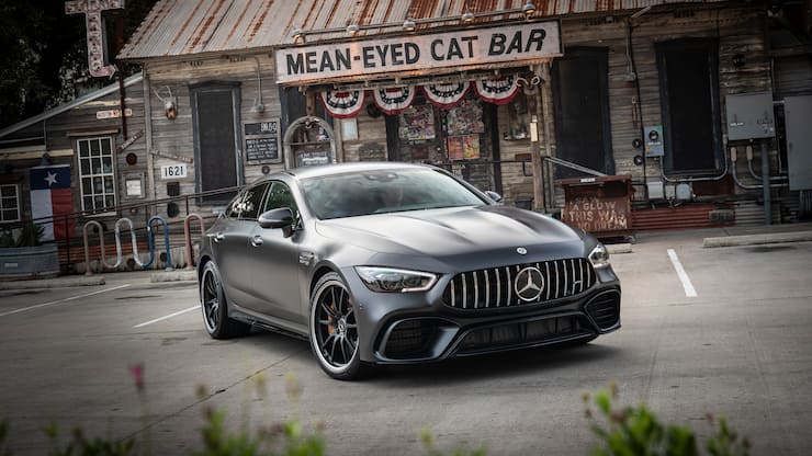 Mercedes-AMG GT 63 S 4MATIC+ 4-TuÌrer CoupeÌ, designo graphitgrau magno; Leder Exklusiv Nappa/Mikrofaser schwarz/gelbe ZiernaÌhte; Kraftstoffverbrauch kombiniert: 11,2 l/100 km; CO2-Emissionen kombiniert: 256 g/km //Mercedes-AMG GT 63 S 4MATIC+ 4-Door Coupe, designo hyacinth red metallic; AMG nappa leather - black/red topstitching; Fuel consumption combined: 11.2 l/100 km; CO2 emissions combined: 256 g/km 