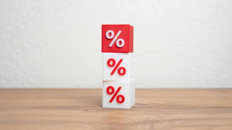 Turm aus Würfeln mit Prozentzeichen (2025).