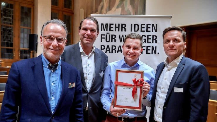 Preisverleihung des 5vor12-Preis fuer Deregulierung von StrategieDialog21 und dem Swiss Venture Club im Rathaus Bern. Jobst Wagner, StrategieDialog21, Beat Brechbuehl, Managing Partner Kellerhals Carrard, Christian Siegenthaler, Preistraeger 5vor12-Preis, Andreas Gerber, Swiss Venture Club. © Adrian Moser / Bilanz