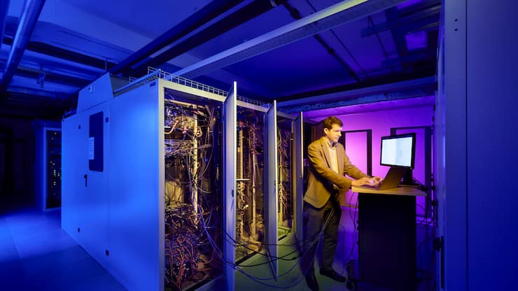 Adrian Perrig, Schweizer Informatiker und Professor an der ETH Zuerich, leitet die Forschungsgruppe Netzwerksicherheit, fotografiert in einem Datacenter der ETH Zuerich am Dienstag, 18. Januar 2022 in Zuerich. (Michael Buholzer fuer Bilanz)