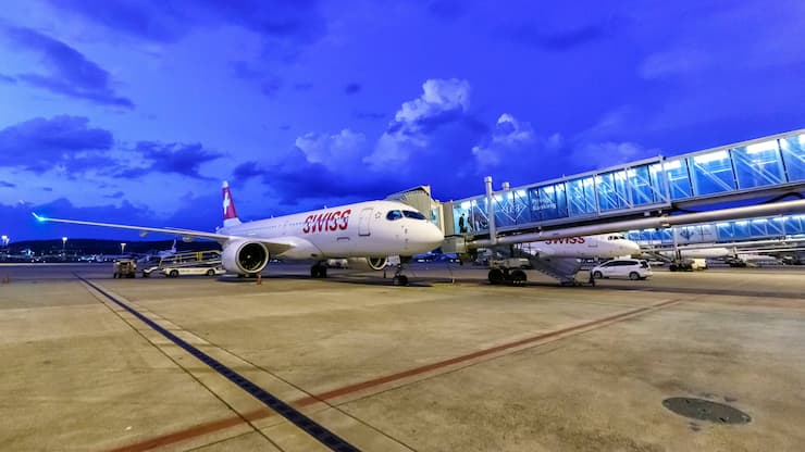 Swiss Airbus A220-300 Flugzeug Flughafen Zürich Zürich, Schweiz - 22. Juli 2020: Ein Airbus A220-300 Flugzeug der Swiss mit dem Kennzeichen HB-JCT auf dem Flughafen Zürich ZRH in der Schweiz. *** Swiss Airbus A220 300 aircraft Zurich Zurich Airport, Switzerland 22 July 2020 A Swiss Airbus A220 300 aircraft with the registration number HB JCT at Zurich ZRH Airport in Switzerland 