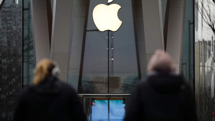 NEW YORK, NY - JANUARY 29: People walk past an Apple retail store in Downtown Brooklyn, January 29, 2019 in New York City. Apple is set to report first-quarter earnings results after U.S. markets close on Tuesday. (Photo by Drew Angerer/Getty Images)